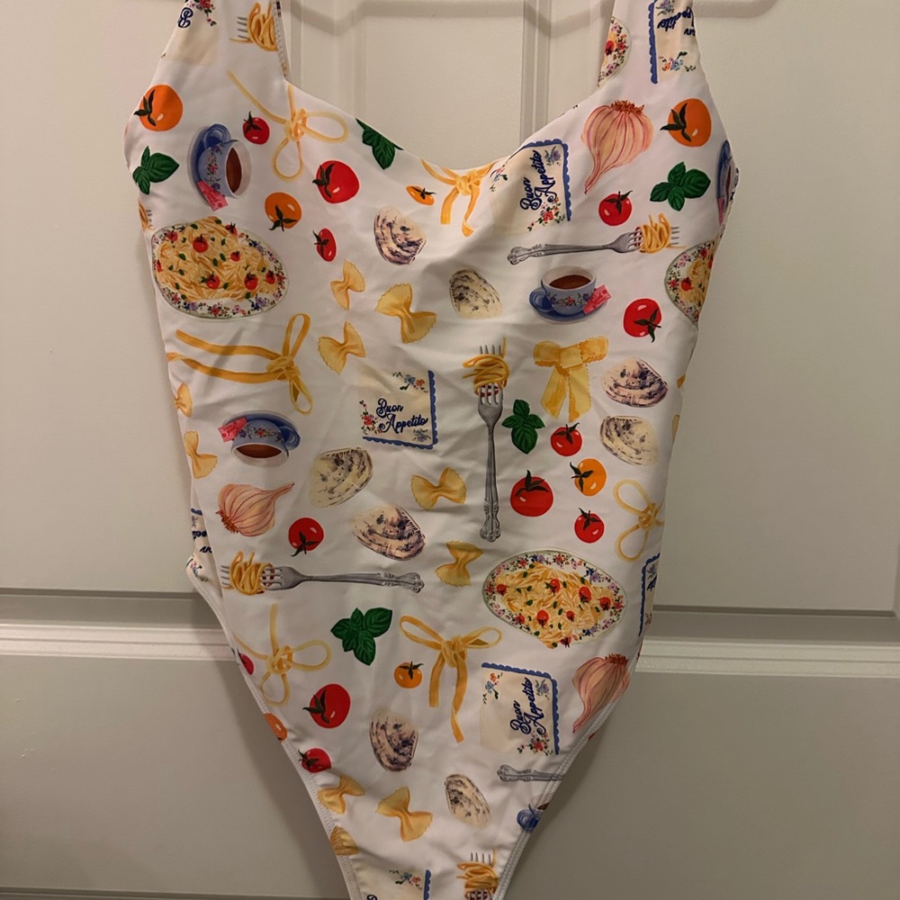 Lisa Say Gah Buon Appetito One Piece Large